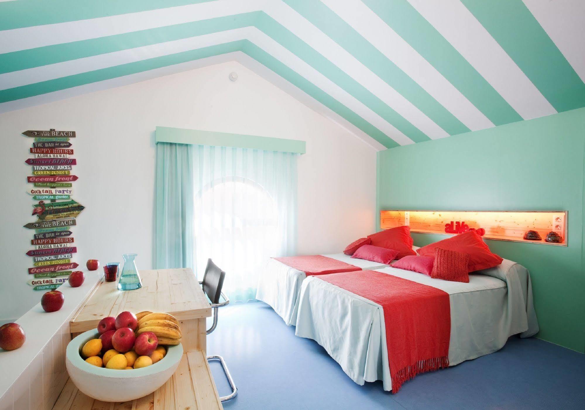 Amistat Beach Hostel Barcelona Exterior photo