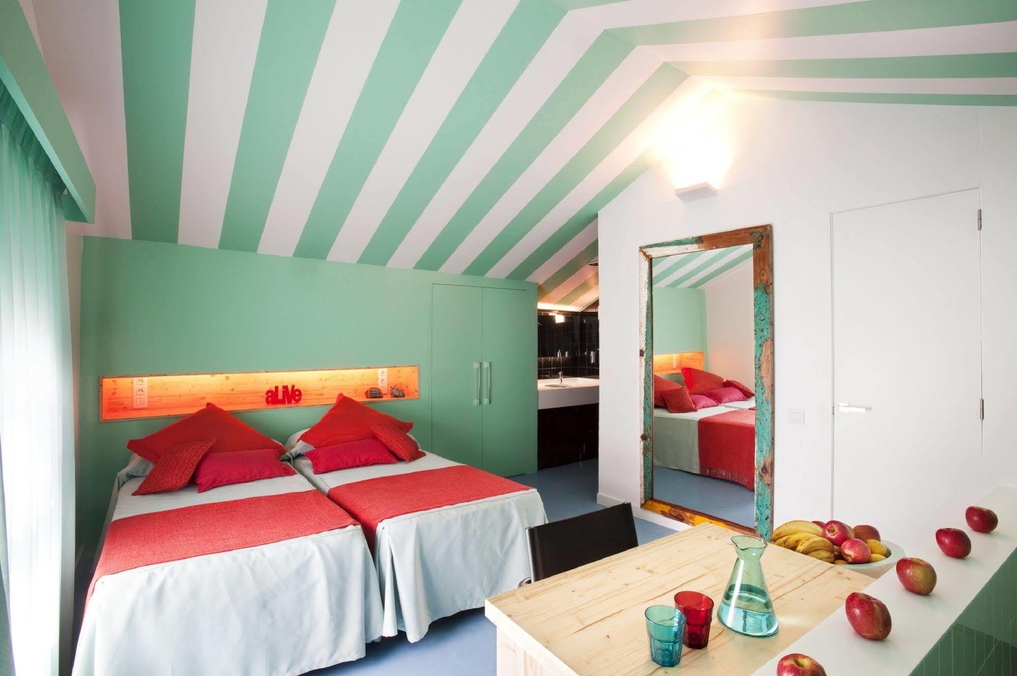 Amistat Beach Hostel Barcelona Exterior photo