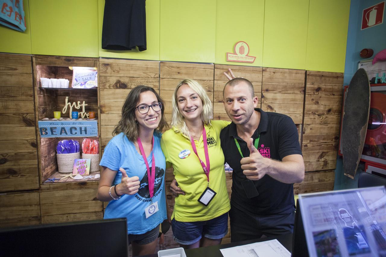 Amistat Beach Hostel Barcelona People photo